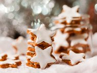 Рецепта Коледни курабийки от брашно, мед, захар, ром и какао с глазура от пудра захар и вода